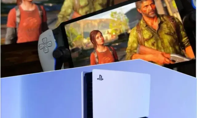 La consola play 6 muestra a Joel y Ellie en una pantalla, listos para la aventura.