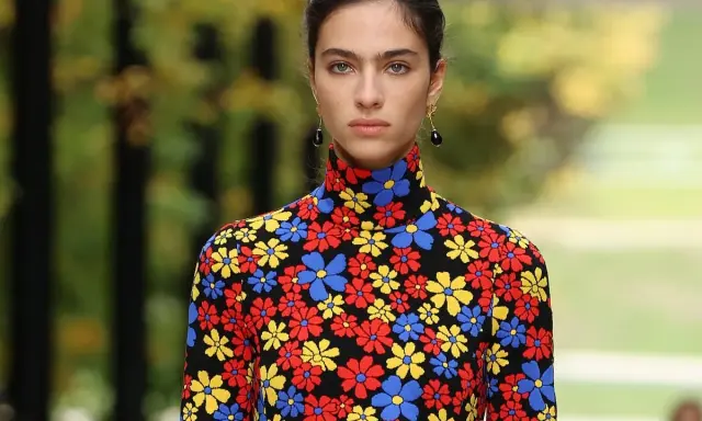 Modelo con estampado floral vibrante, como una loli bahía de flores.