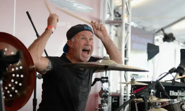 Chad Smith, trummis i Red Hot Chili Peppers, slår på trummorna med full energi och ett vrål.
