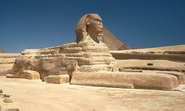 Die Große Sphinx von Gizeh, ein steinernes Rätsel. Warum hat die Sphinx keine Nase? Vielleicht hat sie sie im Sand verloren, als sie über Jahrtausende auf die Pyramiden blickte.