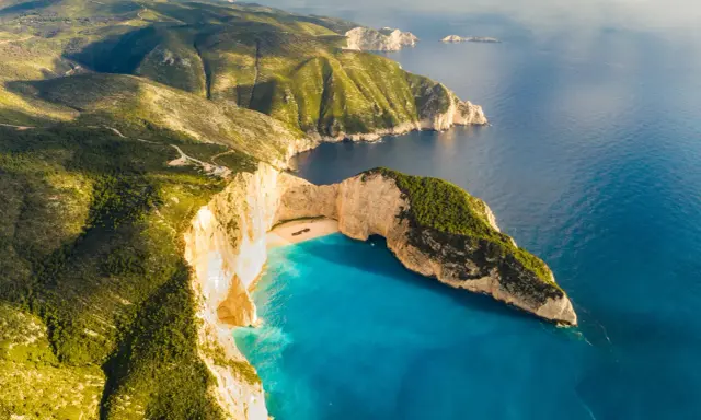 Scogliere bianche e mare turchese a Zacinto, un vero enjambement naturale che invita all'esplorazione.