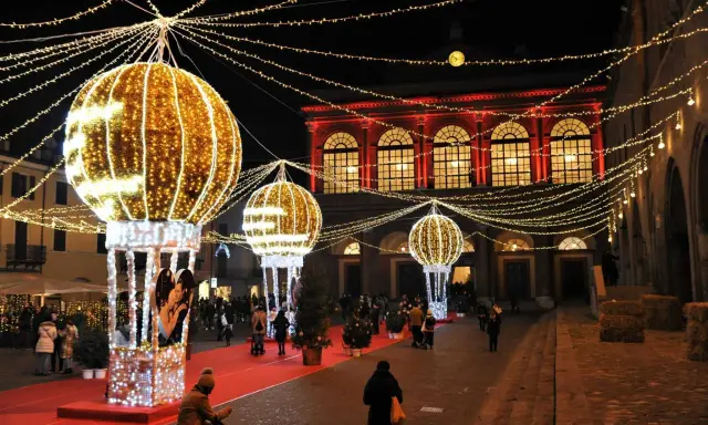 Luci natalizie illuminano Rimini, perfette per scoprire cosa visitare a Rimini e dintorni in inverno.