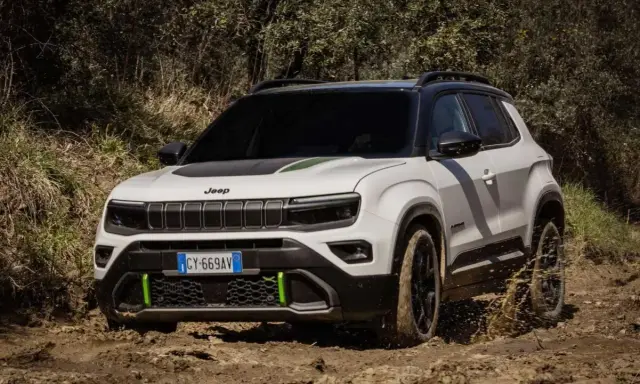 Un nuovo modello Jeep affronta un percorso fangoso, mostrando la sua tenacia.