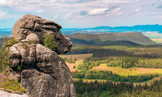Skalny labirynt Szczeliniec Wielki z bliska i rozległa panorama Gór Stołowych.