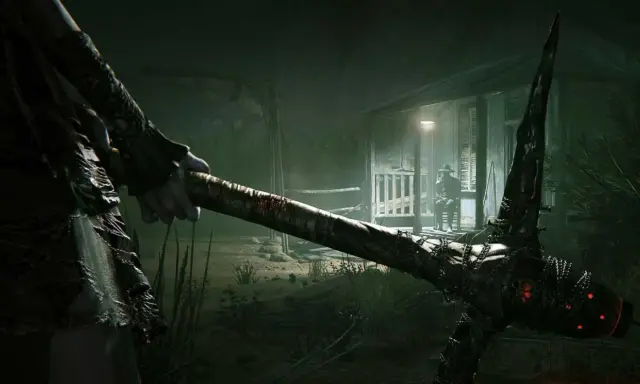 Mroczna postać trzyma zakrwawiony topór. W tle siedzi mężczyzna w kapeluszu. Czy Twój sprzęt sprosta wymaganiom Outlast 2?