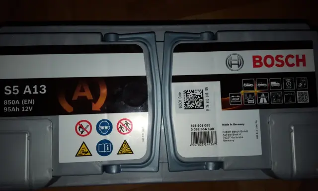 Akumulator Bosch S5 A13, 95Ah 12V. Na etykiecie widoczny kod QR i numer seryjny, który może zawierać datę produkcji akumulatora.