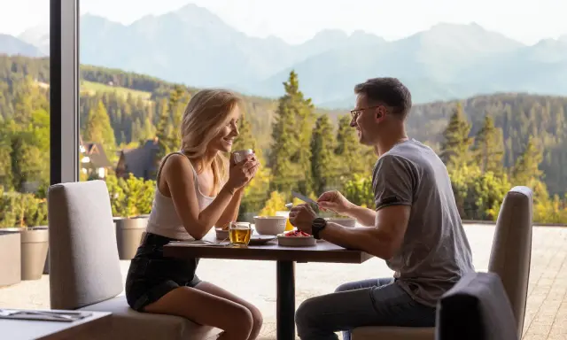 Para spędza romantyczny poranek przy śniadaniu z widokiem na góry. Czy to początek ich zaręczyn w górach?
