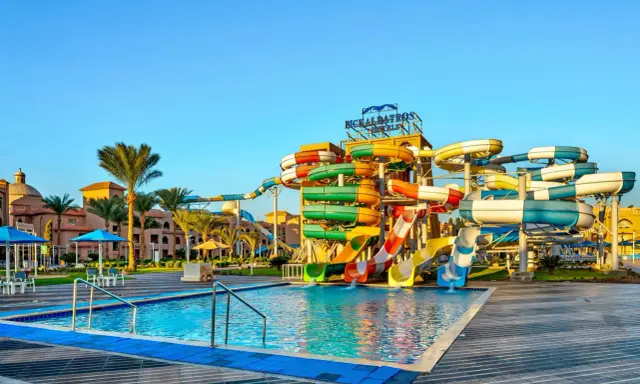 Kolorowy aquapark z mnóstwem zjeżdżalni i basenem. Idealne miejsce na wakacje, jak sugerują hawaii paradise aqua park resort opinie.