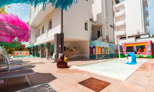 Un colorato family hotel metropolitano con piscina, gonfiabili e divertenti decorazioni per bambini.