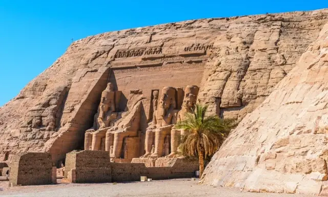 Wielkie posągi Ramzesa II wykute w skale to obowiązkowy punkt, co warto zobaczyć w Egipcie. Monumentalne świątynie Abu Simbel robią ogromne wrażenie.