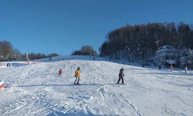 Kaszuby: Narty blisko Trójmiasta? Odkryj najlepsze stoki!