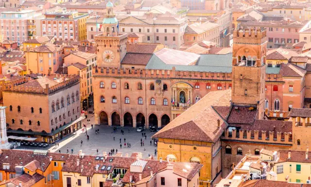 En vy över Bologna, Italien, med dess karakteristiska röda tak och medeltida byggnader.