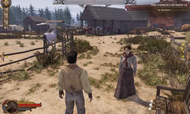 Dwóch bohaterów gry "Wild West Dynasty" stoi na piaszczystej farmie, rozmawiając przy płocie.