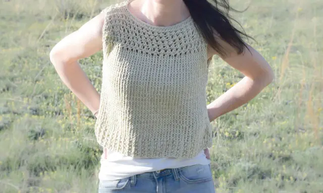 Jersey dos agujas verano, tejido a mano con un diseño calado en el cuello. Perfecto para días soleados.