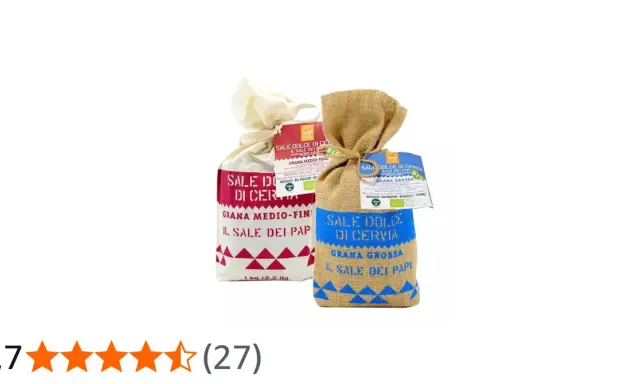 Due sacchi di sale dolce di Cervia, uno con etichetta rossa e grana medio-fine, l'altro in juta con etichetta blu e grana grossa. Sale dei Papi.