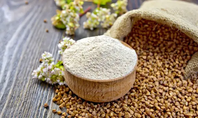 Blé noir et sarrasin : une différence subtile entre la graine et la farine. Le sarrasin, aussi appelé blé noir, se présente ici en grains dans un sac et en farine dans un bol en bois.