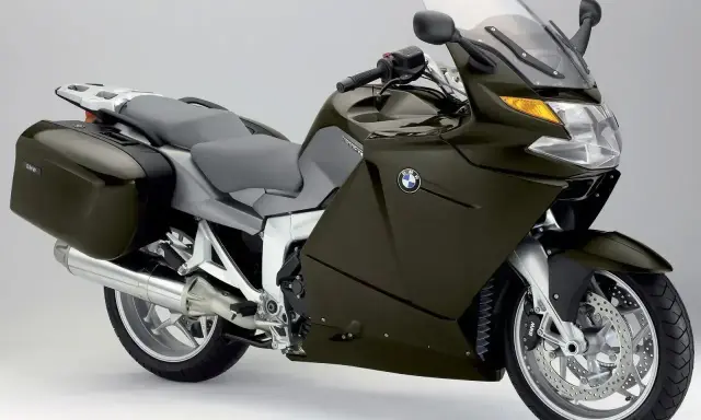 BMW K 1200 GT w kolorze ciemnozielonym z kuframi, na białym tle.