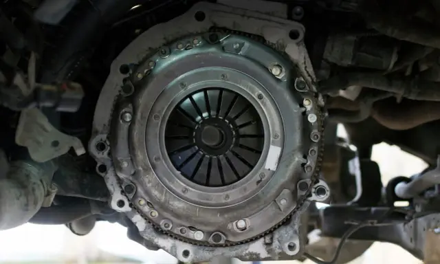 El embrague de un coche, parte vital para que no pase nada si se rompe la transmisión.
