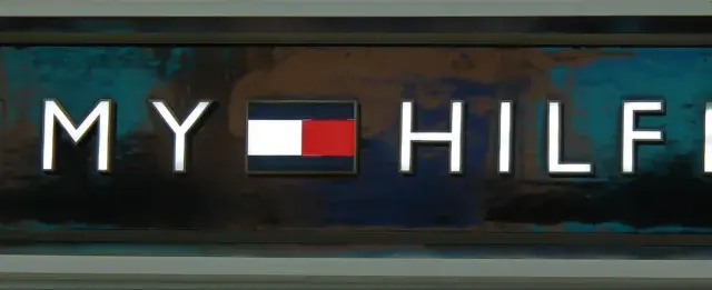 Litery TOMMY HILFIGER na tle z efektem marmuru. Poznaj, jak rozpoznać podróbkę Tommy Hilfiger, zwracając uwagę na detale logo.