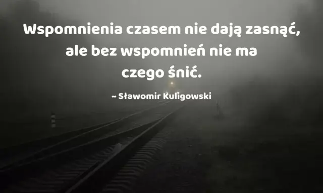 Torowisko kolejowe we mgle z cytatem o wspomnieniach.