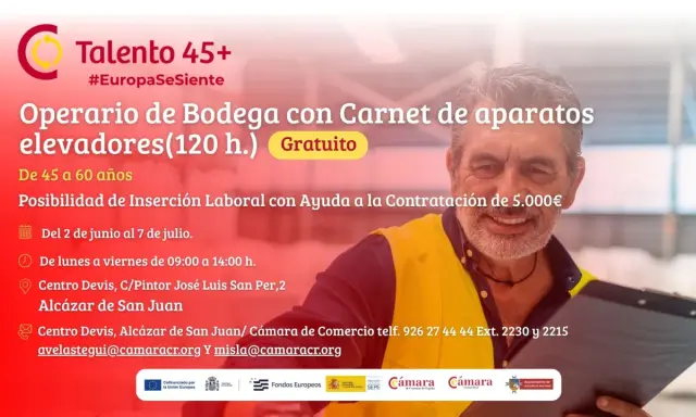 Hombre sonriente, operario de bodega, con chaleco amarillo, ofrece curso gratuito de carnet de aparatos elevadores para mayores de 45 años.