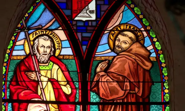 Vitrail représentant Saint Philippe et Saint François, un exemple de vitrail facile à réaliser.