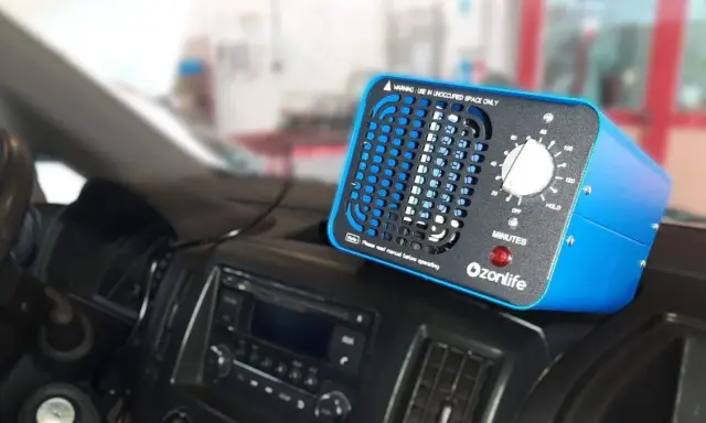 Generador de ozono OzOnlife en el salpicadero de un coche, listo para la desinfección con ozono.