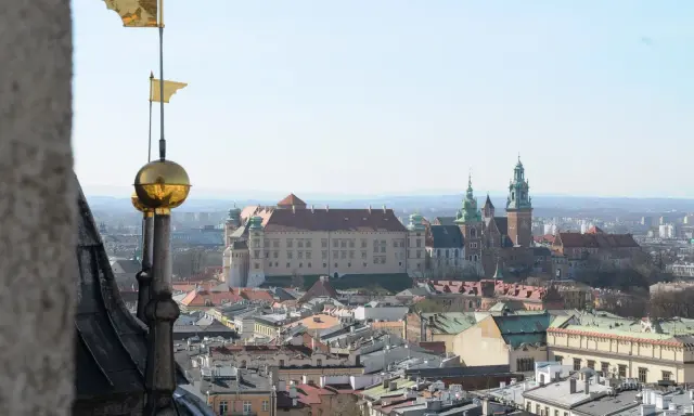 Złote chorągiewki na wieży wskazują drogę do Wawelu, skąd rozpościera się piękny punkt widokowy na miasto.