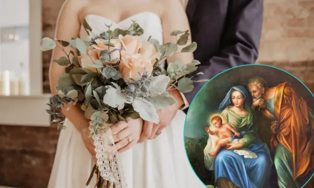 Para ślubna trzyma bukiet. W rogu obraz przedstawiający Świętą Rodzinę.