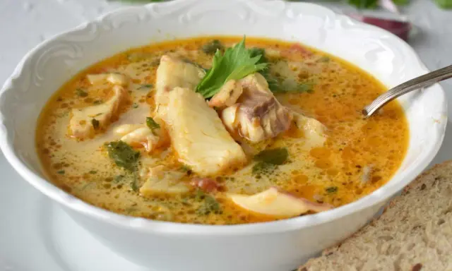 Deliciosa sopa de pescado para niños, con trozos de pescado blanco y un caldo cremoso y aromático. Perfecta para una comida nutritiva.