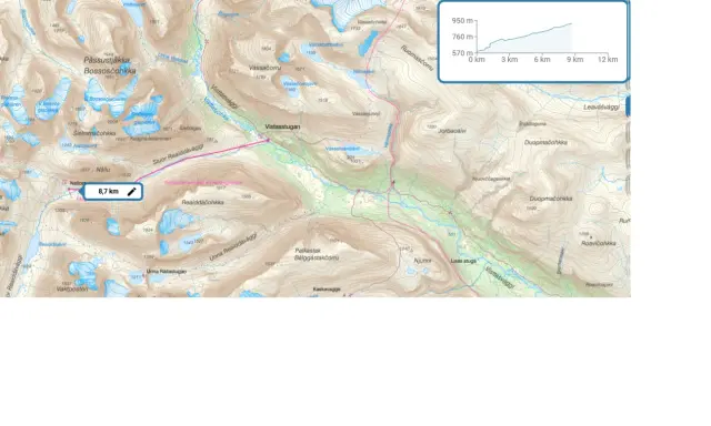 Karta över Abisko med markerad rutt för en dagstur på 8,7 km. Vackra fjäll och glaciärer syns.