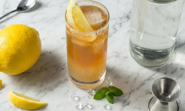 Ein Long Island Iced Tea Rezept mit Zitrone, Minze und Eiswürfeln. Perfekt für heiße Tage!
