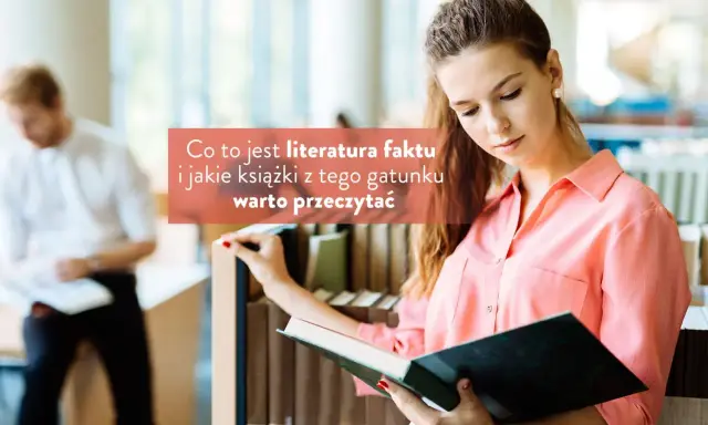 Młoda kobieta w różowej koszuli czyta książkę w bibliotece.