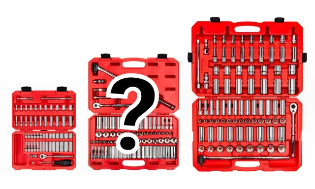 Tres maletines rojos abiertos con herramientas, incluyendo llaves de carraca y vasos de diferentes medidas.