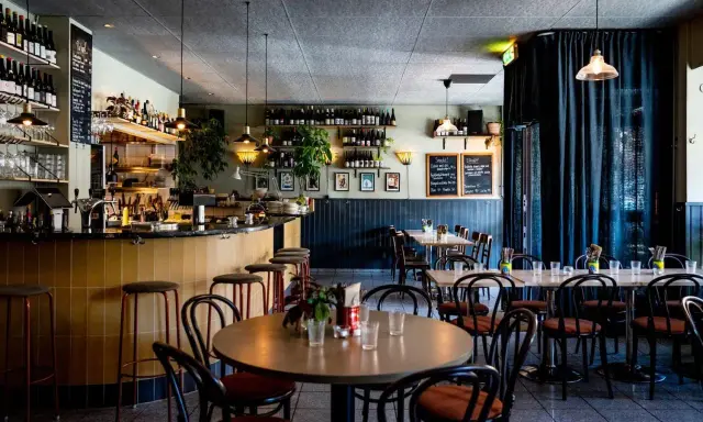 Mysig restaurang med bar, bord och stolar. Menyer på svarta tavlor ger en känsla av diket recensioner.
