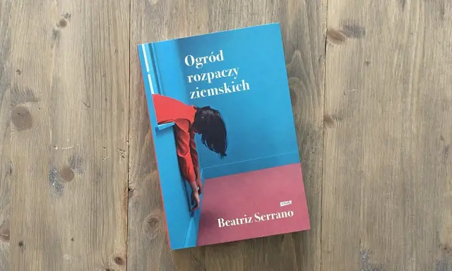 Okładka książki "Ogród rozpaczy ziemskich" z postacią w czerwonej bluzce opierającą się o niebieską ścianę.
