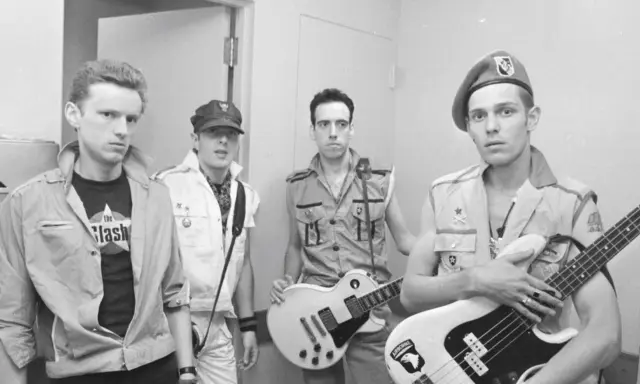 Medlemmar av The Clash poserar med sina instrument. Från vänster: Mick Jones, Paul Simonon, Joe Strummer och Topper Headon.
