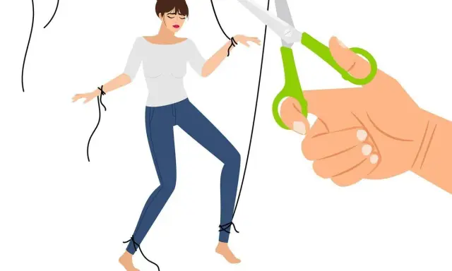 Une femme ligotée, comme une marionnette, est sur le point d'être libérée par des ciseaux, symbolisant la fin d'une relation avec un mari narcissique.