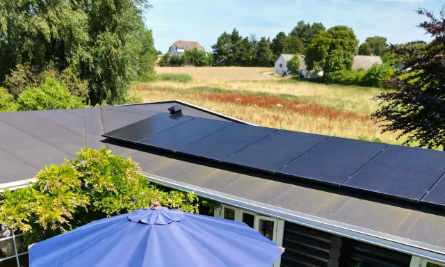 Solceller på taket ger en bra investering. Titta på optimerare solceller pris för att se hur mycket du kan spara.