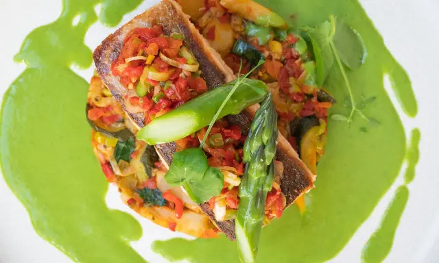 Délicieux poisson sur lit de légumes, nappé d'une sauce verte vibrante. Une des spécialités de Metz qui éveille les papilles.