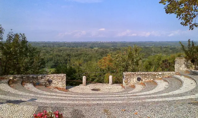 Anfiteatro in pietra con vista panoramica sulla campagna, vicino a via Gaggio Lonate Pozzolo.