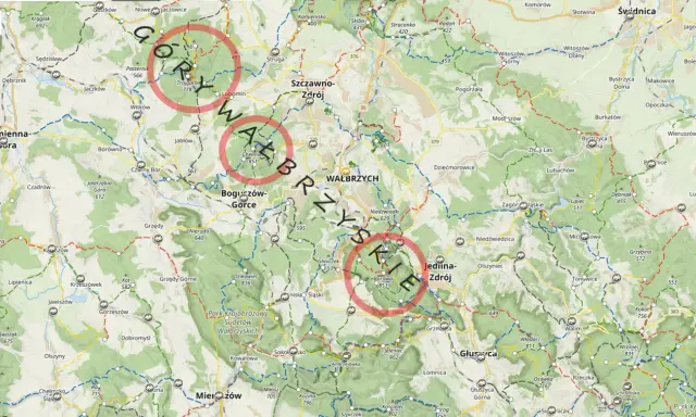 Mapa szlaków turystycznych w Górach Wałbrzyskich z zaznaczonymi szczytami i miejscowościami.