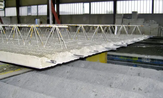 Detalle de forjado reticular con armadura metálica en forma de celosía, listo para ser cubierto de hormigón.