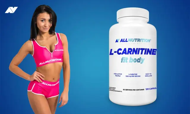 Kobieta w sportowym stroju obok suplementu L-karnityna fit body. Idealny dla aktywnych osób.