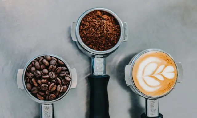 Ziarna kawy, mielona kawa i latte art. Zastanawiasz się, ile kcal ma kawa latte?