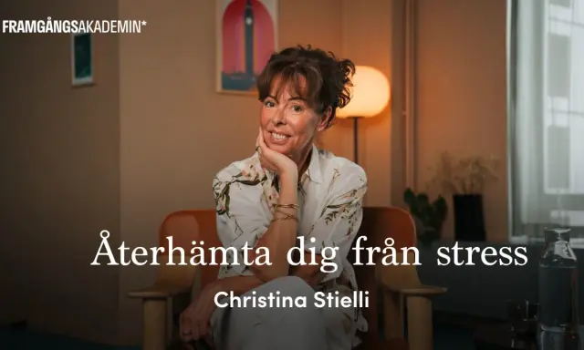 Christina Stielli, som lärt sig att hon är bra nog, ler och vilar hakan i handen. Hon sitter i en fåtölj och texten "Återhämta dig från stress" syns.