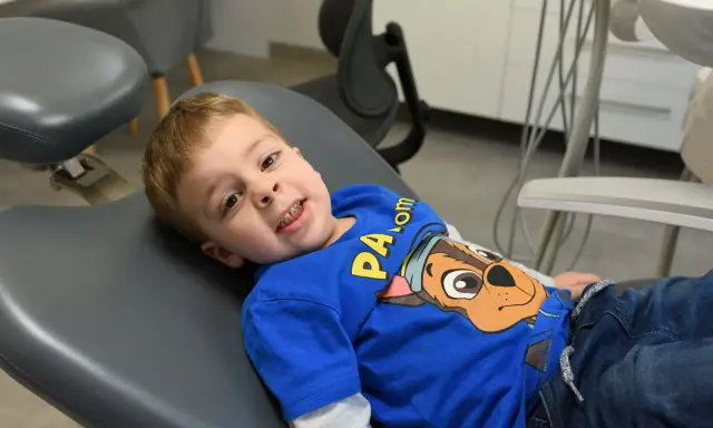 Kiedy z dzieckiem do dentysty? Uniknij próchnicy! Poradnik