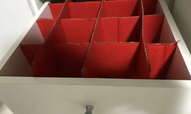 Schubladenteiler aus rotem Karton für Sockenaufbewahrung selber machen.