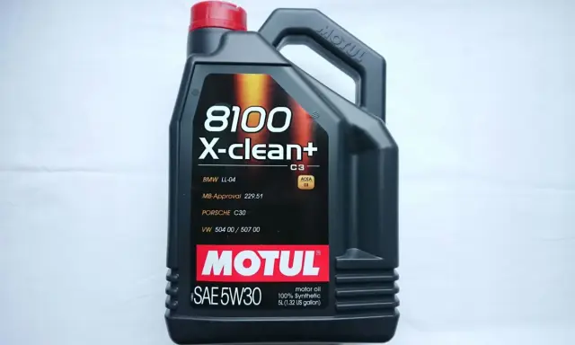 Czarna bańka oleju silnikowego Motul 8100 X-clean+ 5W30 SAE 5W30 5L.