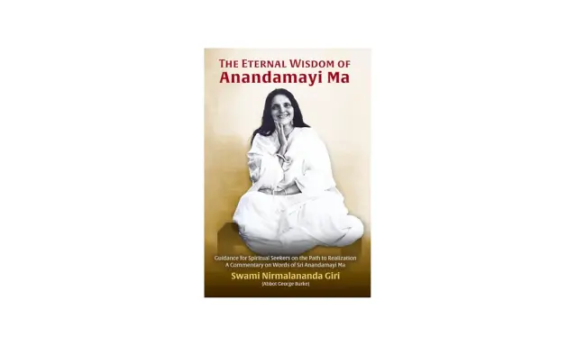 Boken "The Eternal Wisdom of Anandamayi Ma" visar en kvinna i vita kläder, sittande och leende.